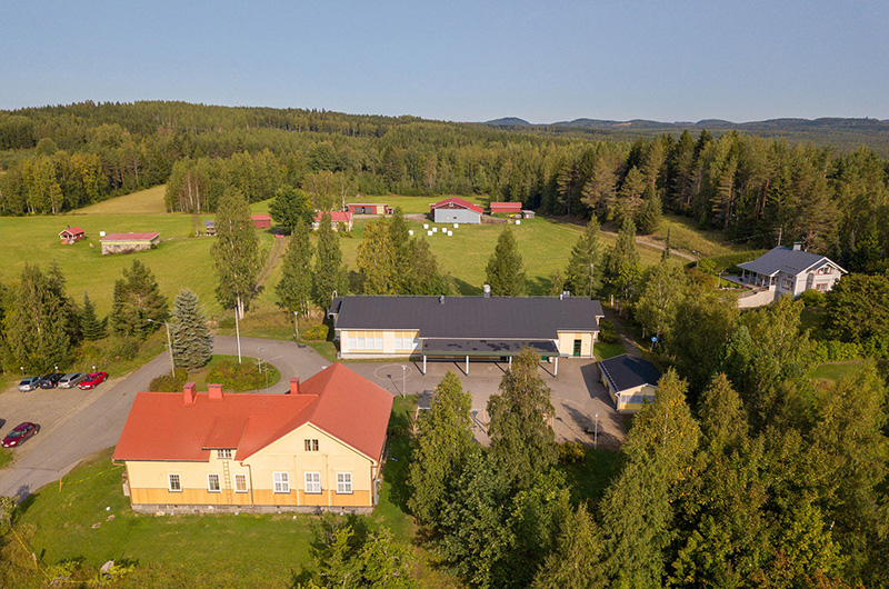 Jakokosken koulun pihapiiri, vanha koulu etulalalla.