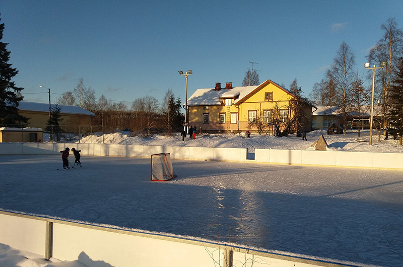 Jakokosken koulun jääkiekkokaukalo on talviaikaan kovassa käytössä.