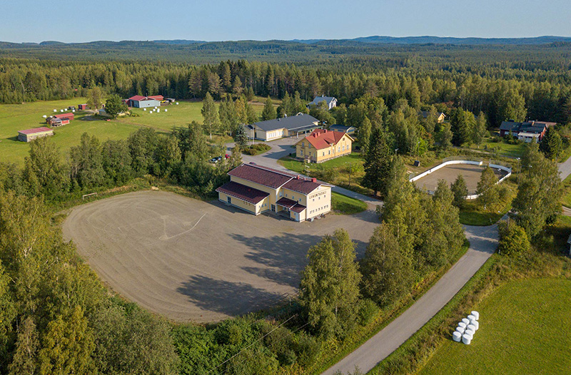 Jakokosken liikuntasali sijaitsee keskellä kylää, koulu takana.